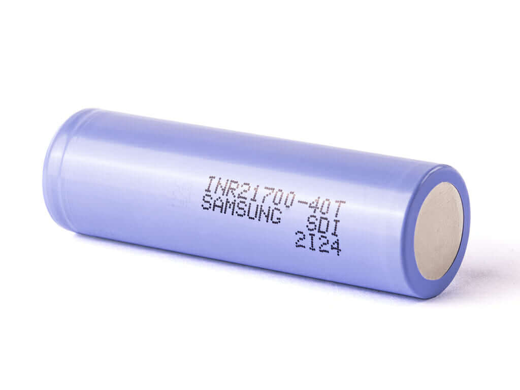 Samsung - 21700 - 40t Die Samsung 21700er Batterie wurde speziell für E-Zigaretten entwickelt und hat eine zylindrische Form. Bevor Sie sie verwenden, stellen Sie sicher, dass Ihre E-Zigarette mit dieser Batterie kompatibel ist. Sie verfügt über eine Kapa